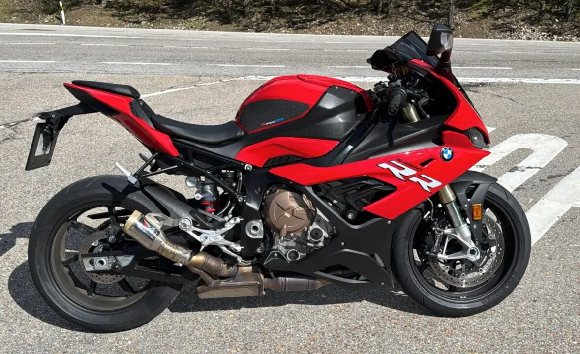 El escape en la BMW S1000RR