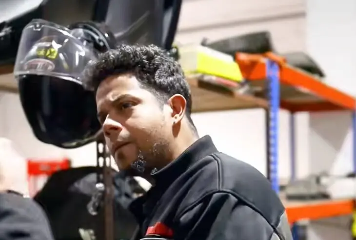 Un mecánico de Mundimoto