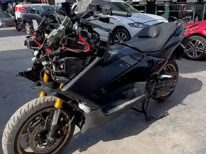 Una Yamaha TMax en el desguace