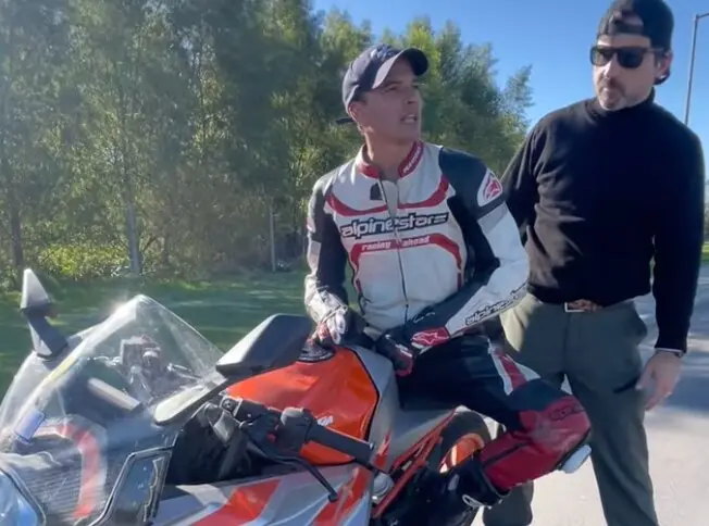 Tocar rodilla con el piloto