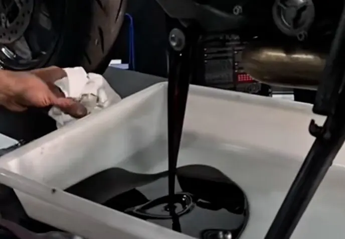 El cambio de aceite de la KTM 1290 SuperDuke