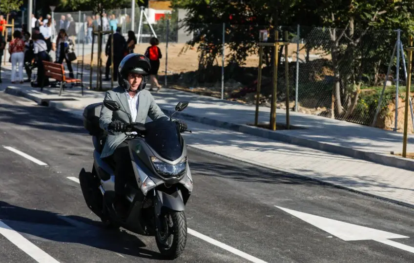Almeida en una moto