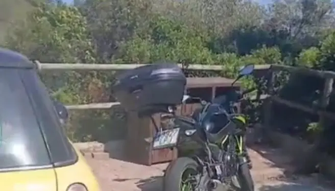 El mini y la Kawasaki