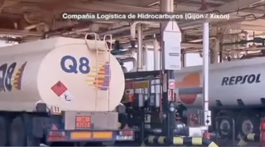 Dos camiones cisterna echando combustible