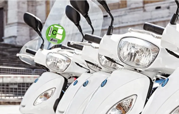 Etiqueta ambiental de la DGT en una moto
