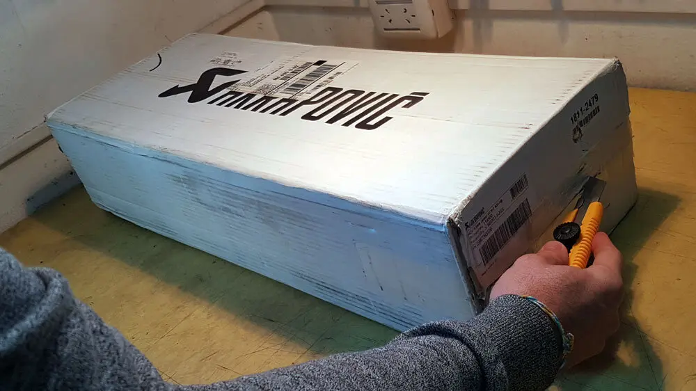caja-akrapovic