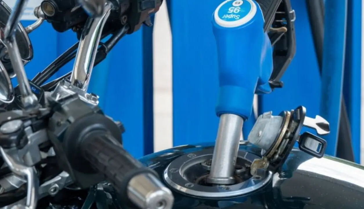Echar gasolina en una moto