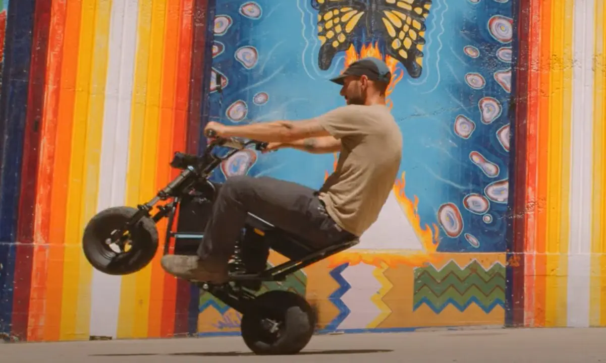 La moto que hace caballitos con un botón