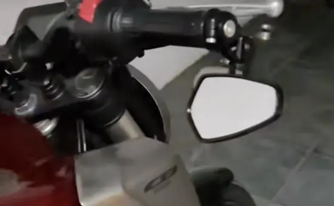 El espejo retrovisor de una Honda CB125R