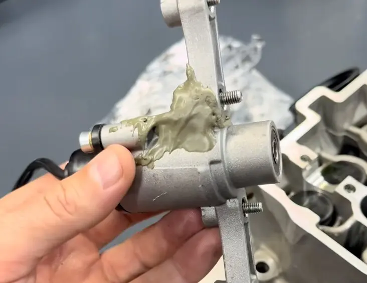 La pieza del servomotor de la Aprilia RSV4 1100 Factory