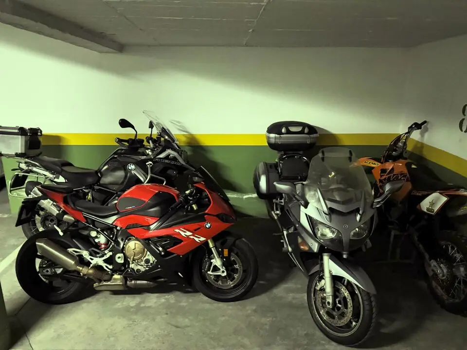 Varias motos en una plaza de garaje