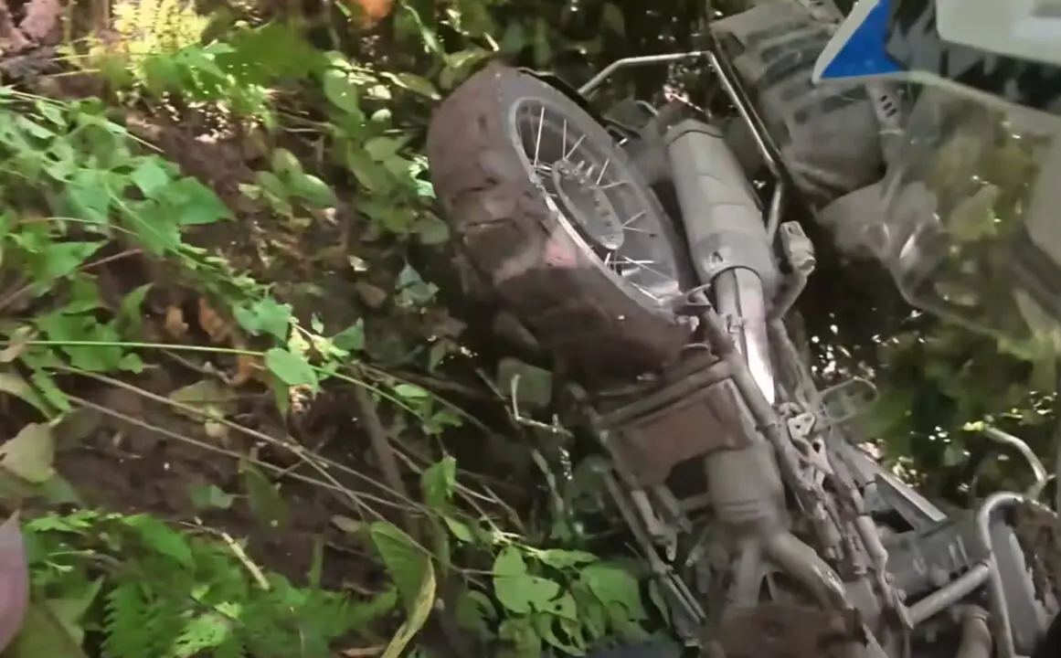 La BMW R 1250 GS cayendo