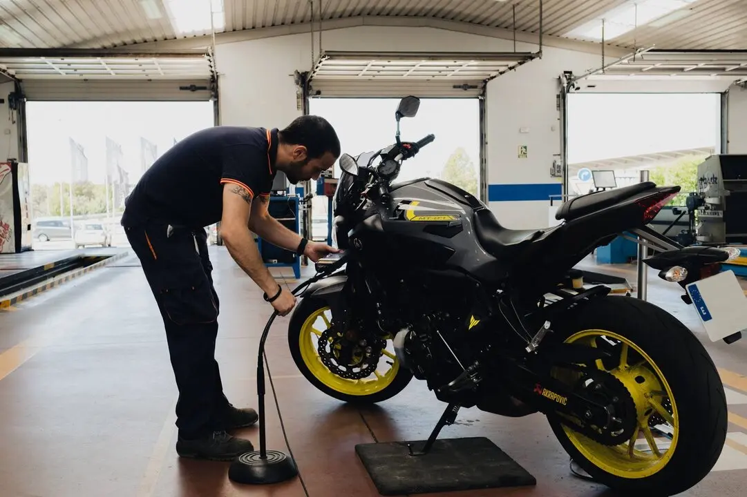 Una moto pasando la ITV