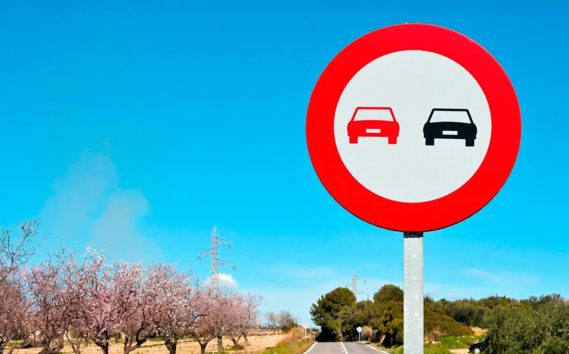 Señal de prohibido adelantar