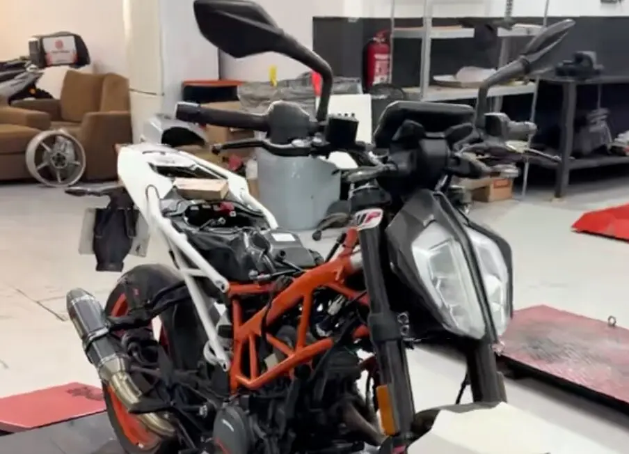 KTM 390 en el taller Motosuárez Cádiz.