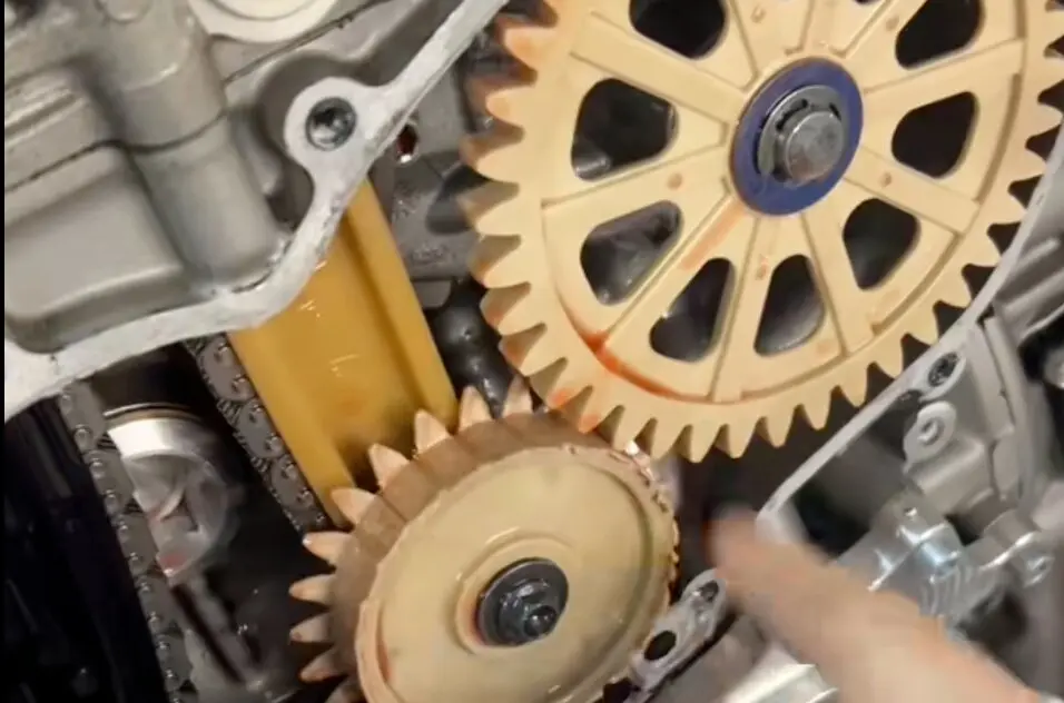 Los engranajes de plástico de una Ducati.