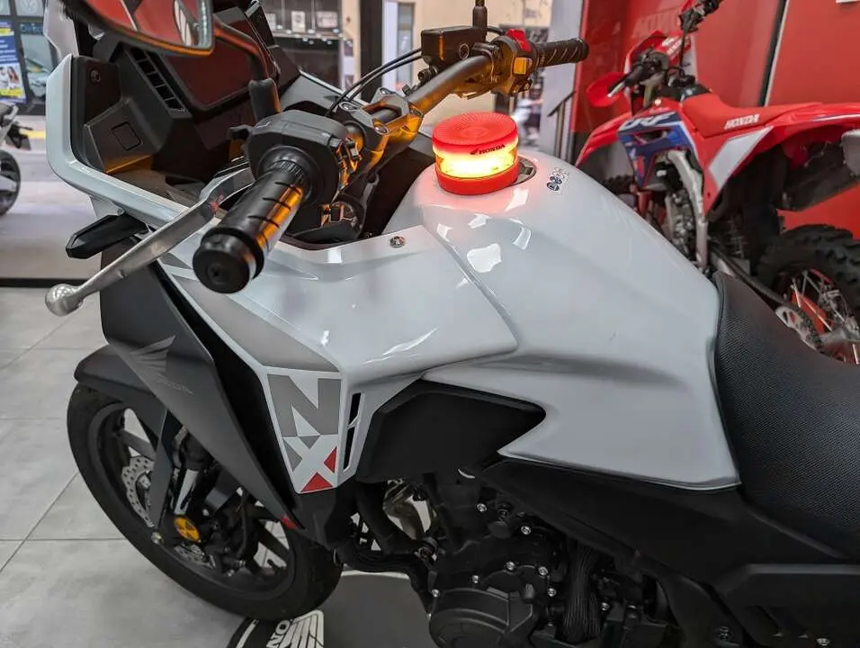 Baliza V-16 en una moto