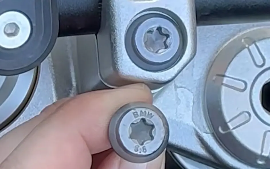 La tornillería de la BMW F 900 GS comparada con la de la Voge 900 DSX