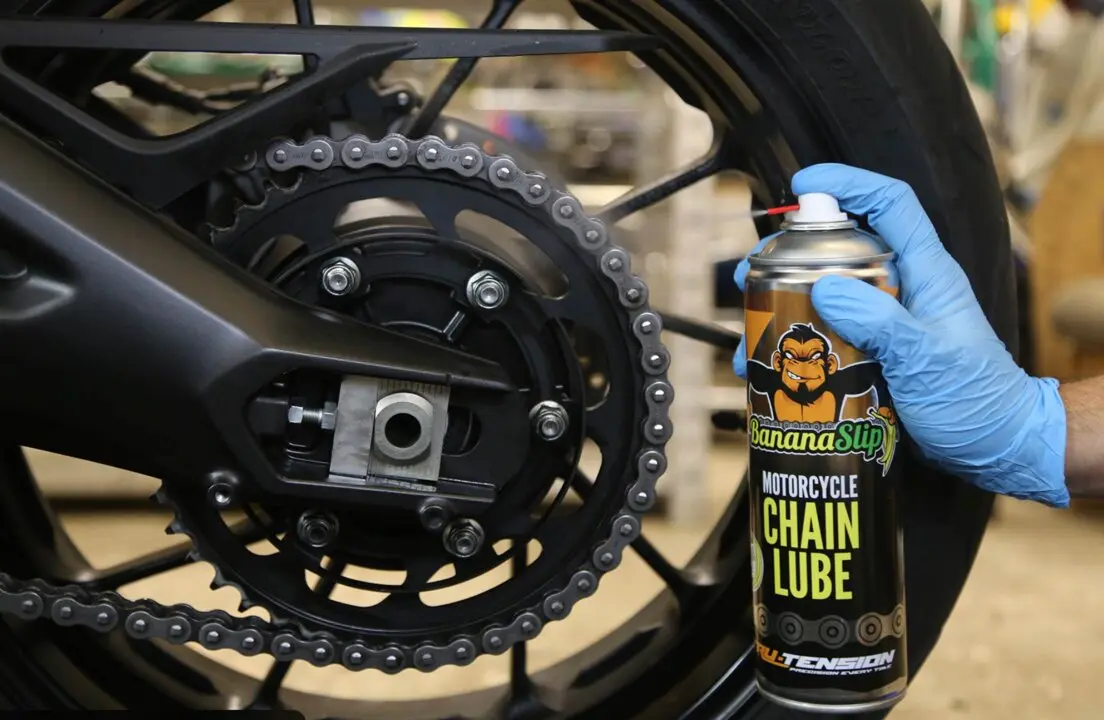 Lubricaci&oacute;n de la cadena de moto