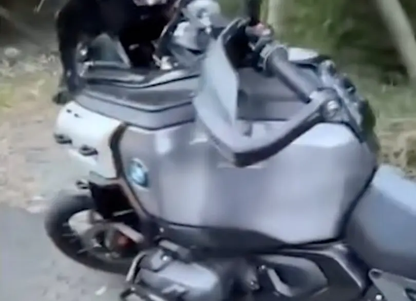 La BMW R 1300 GS Adventure accidentada por los radios.