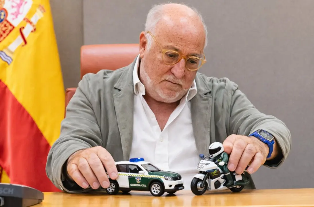 Pere Navarro jugando con el merchandising de la Guardia Civil. Foto generada por IA.