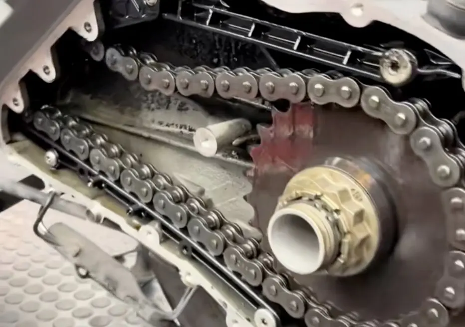 La cadena de la scooter de BMW