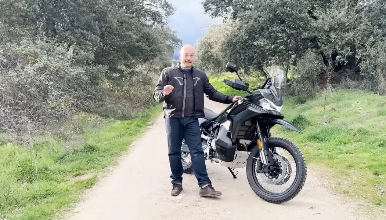 El periodista de ELMOTERO.es Yevgeniy Pavlovskyy y la CFMOTO 800 MT-X