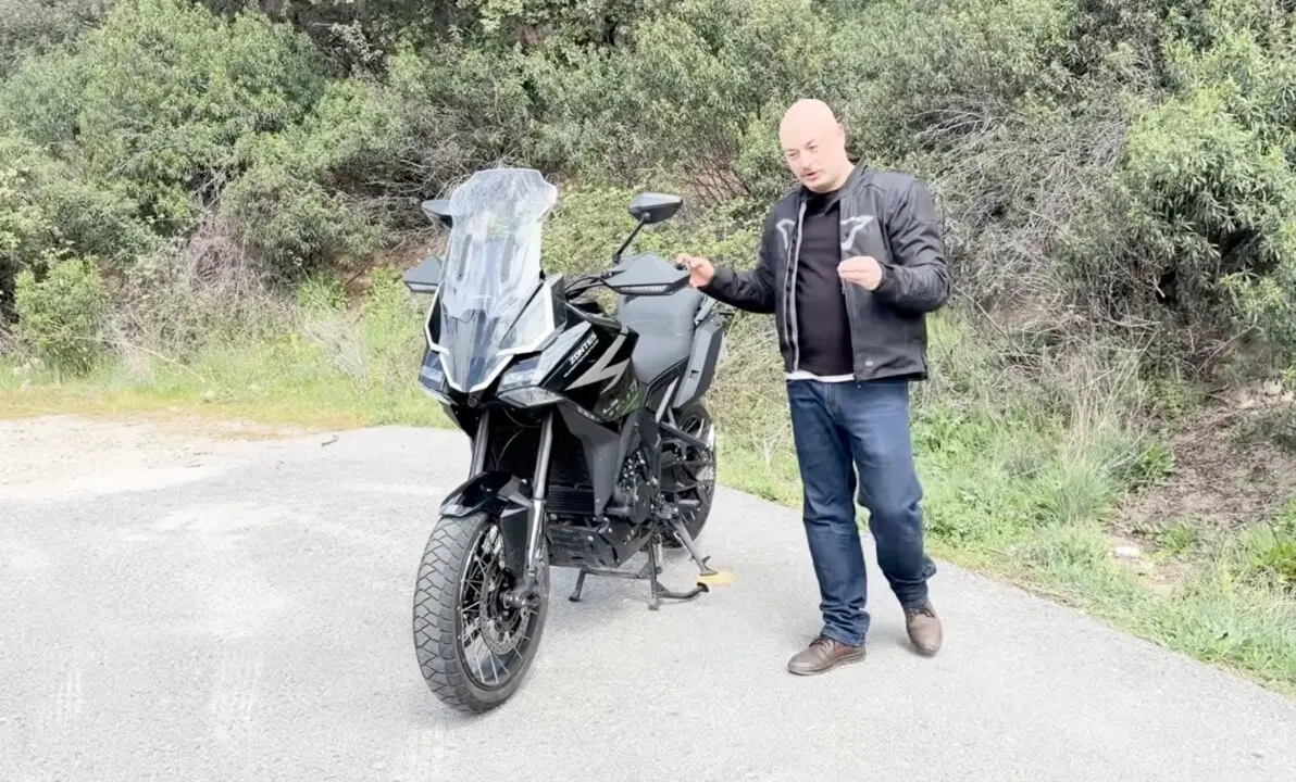 El periodista de ElMotero.es Yevgeniy Pavlovskyy y la Zontes 703F 19"