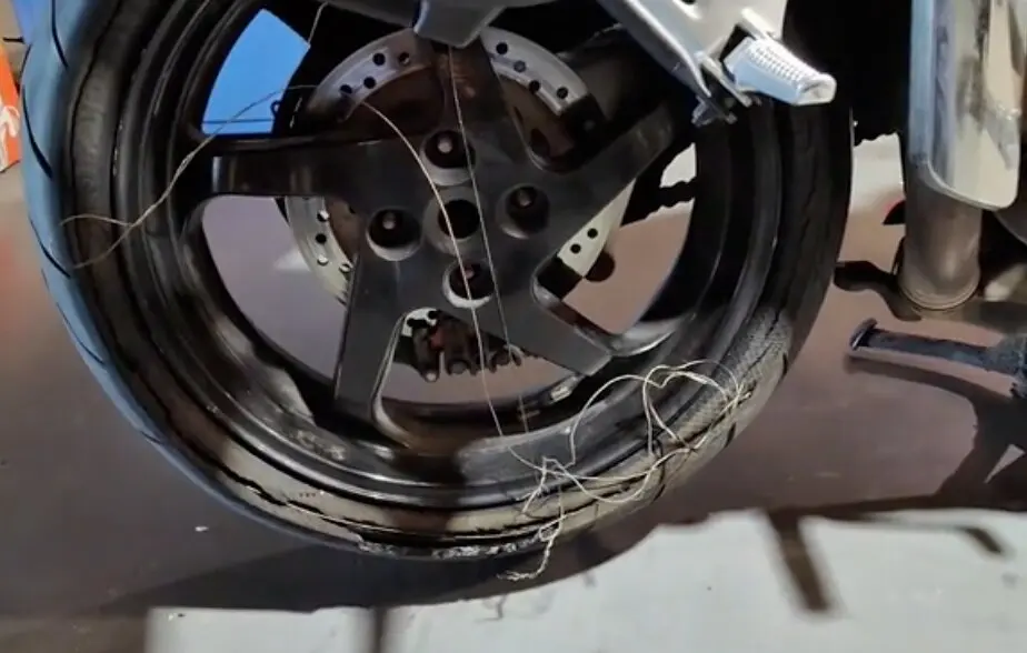 "Apura" (por decir algo) el neum&aacute;tico de su Honda VFR y mira c&oacute;mo acaba