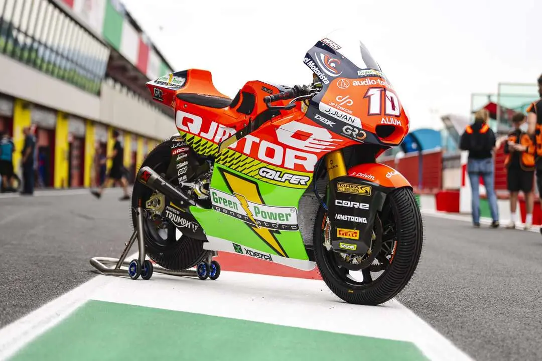 La moto de QJ Motor patrocinada