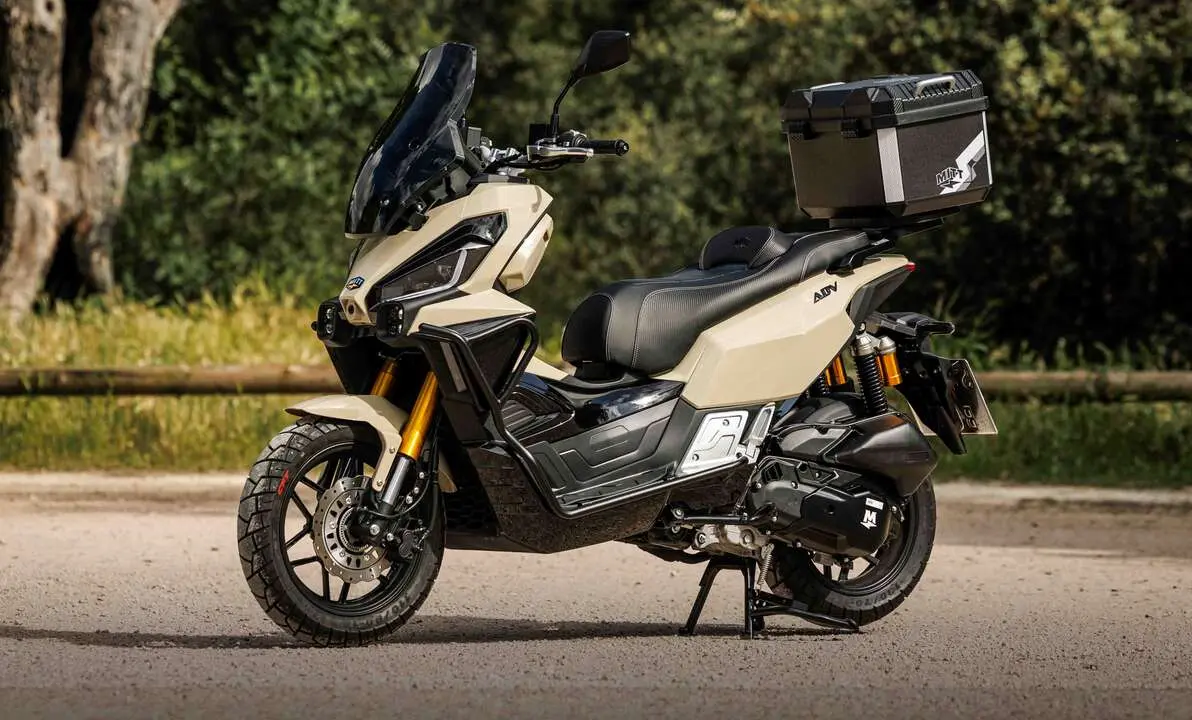 La MITT ADV PRO 125 en color camel.