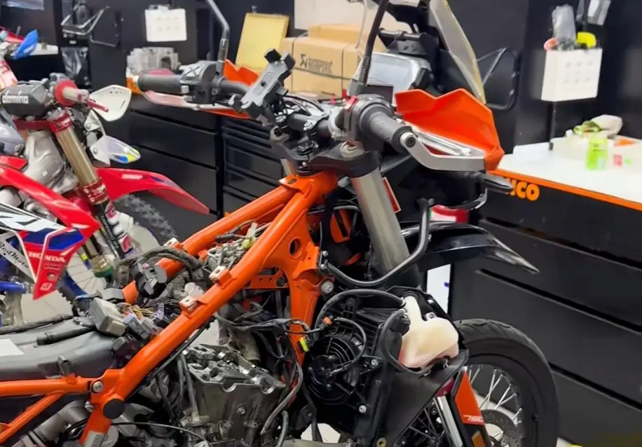 La KTM en el taller Supreme Racing 110