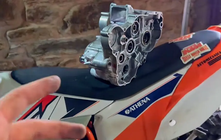 El motor de la KTM EXC roto