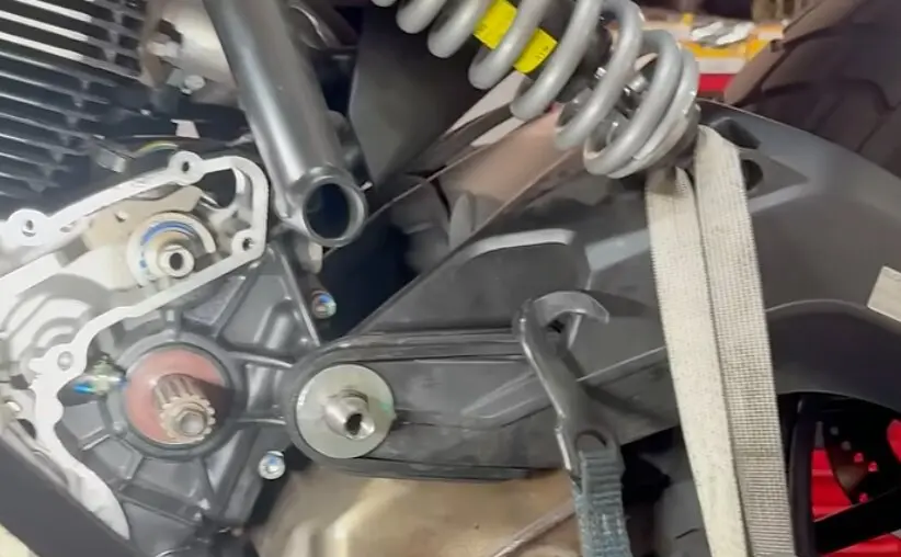 La Ducati Scrambler con el motor abierto