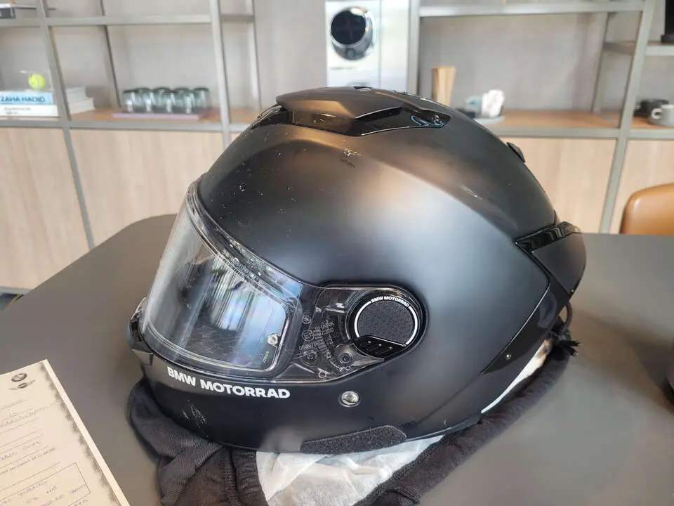 El casco de BMW Motorrad agrietado