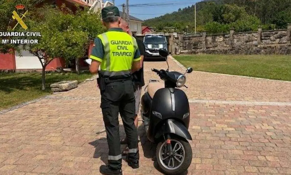 La guardia civil con el de la moto