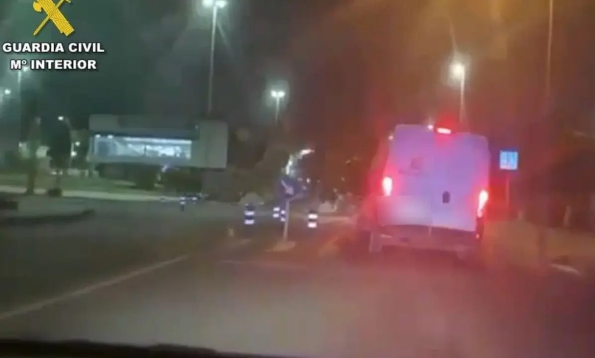 La guardia civil deteniendo a las furgonetas que hac&iacute;an "petaqueo"