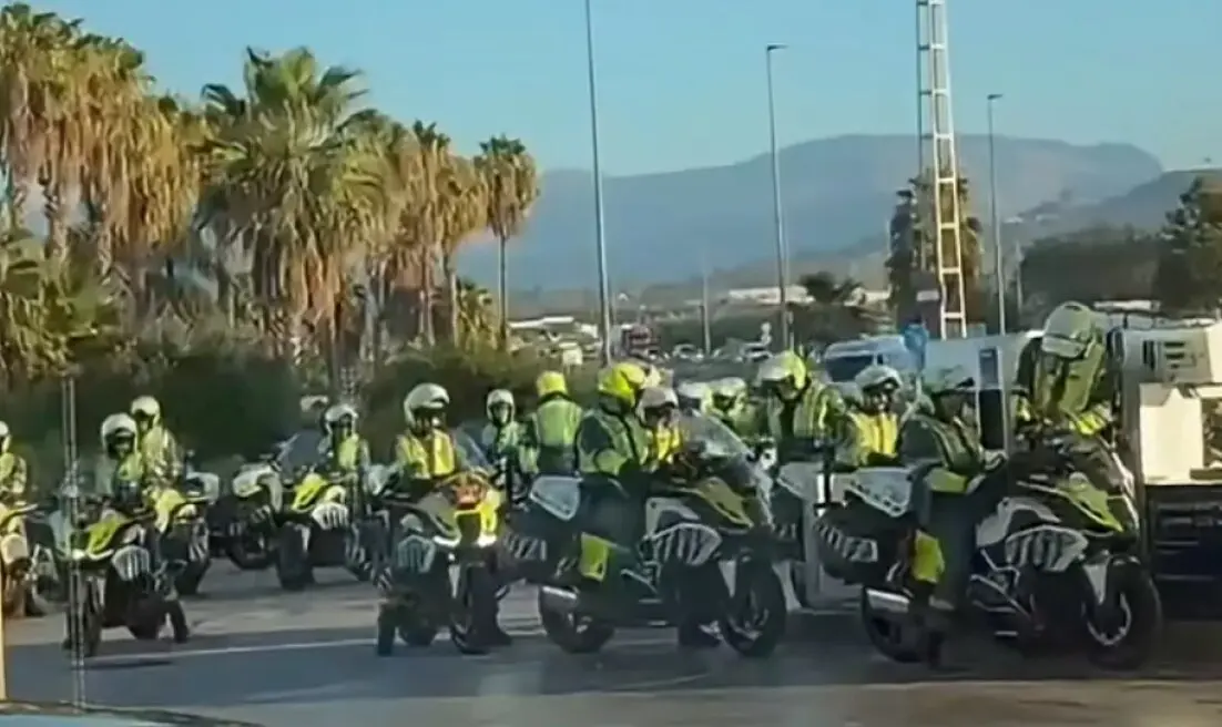 Muchos guardias civiles de tr&aacute;fico reunidos en una gasolinera.