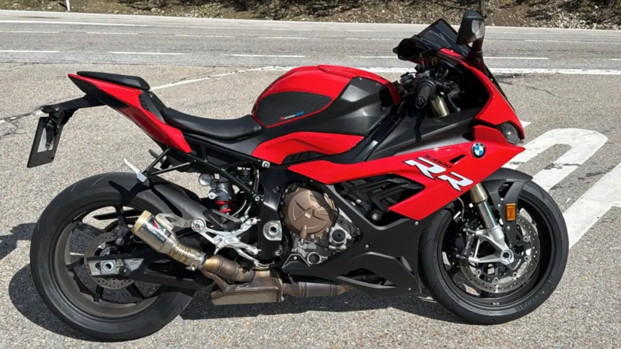 El escape en la BMW S1000RR