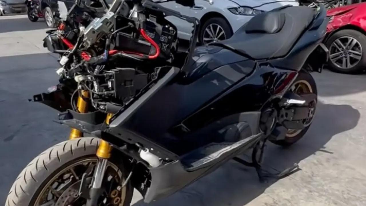 Una Yamaha TMax en el desguace