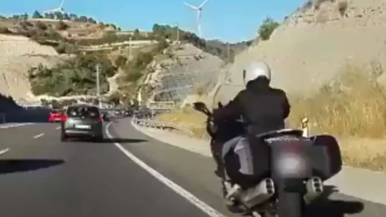 Moto circulando por el arcén