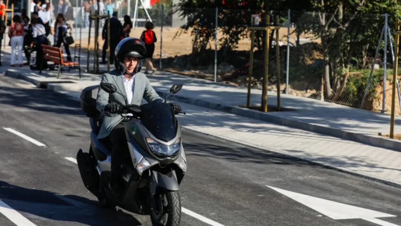 Almeida en una moto
