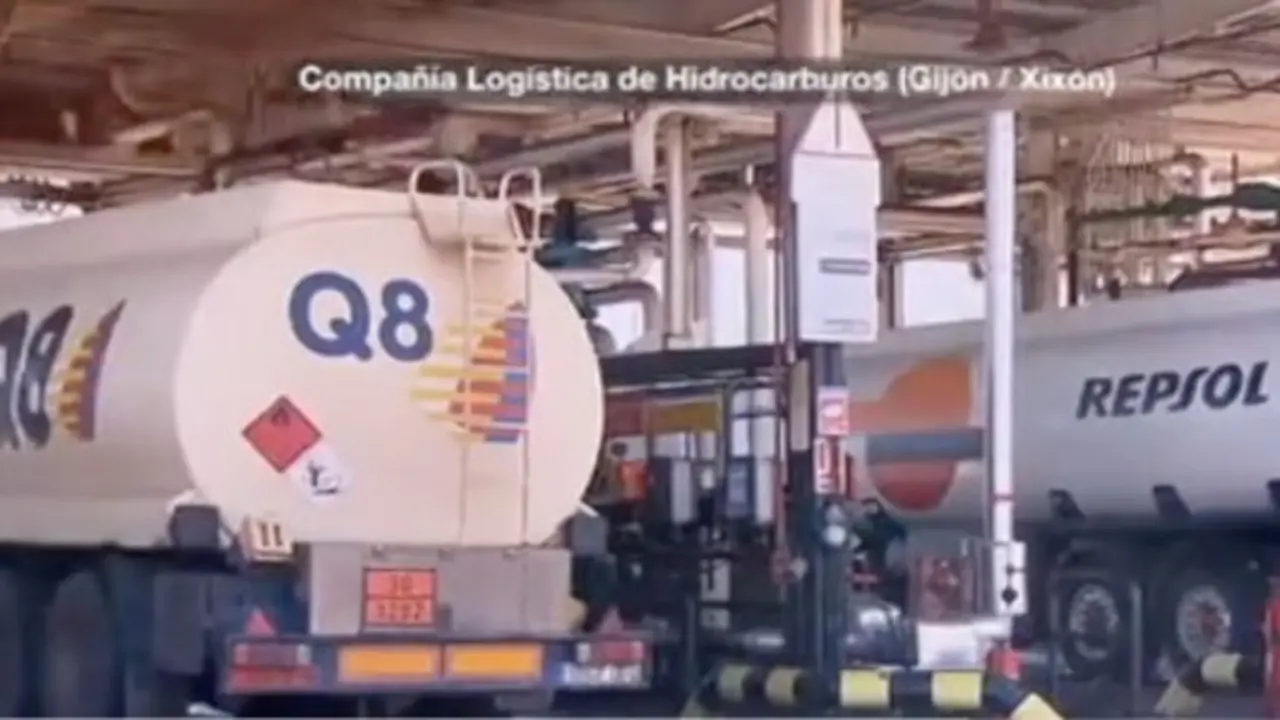 Dos camiones cisterna echando combustible
