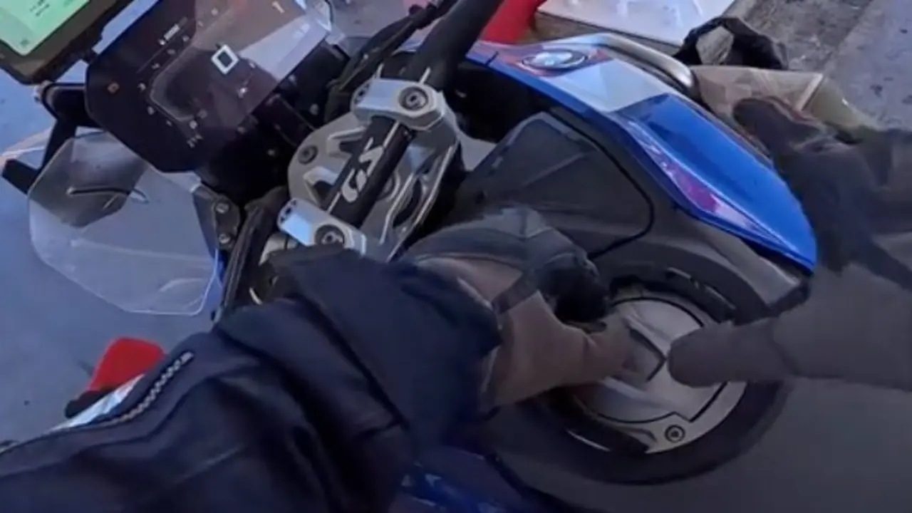 La tapa del depósito de la BMW R 1300 GS