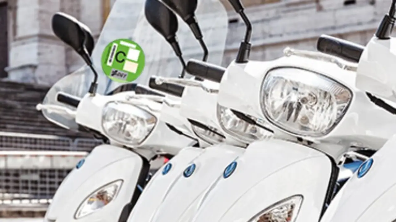 Etiqueta ambiental de la DGT en una moto