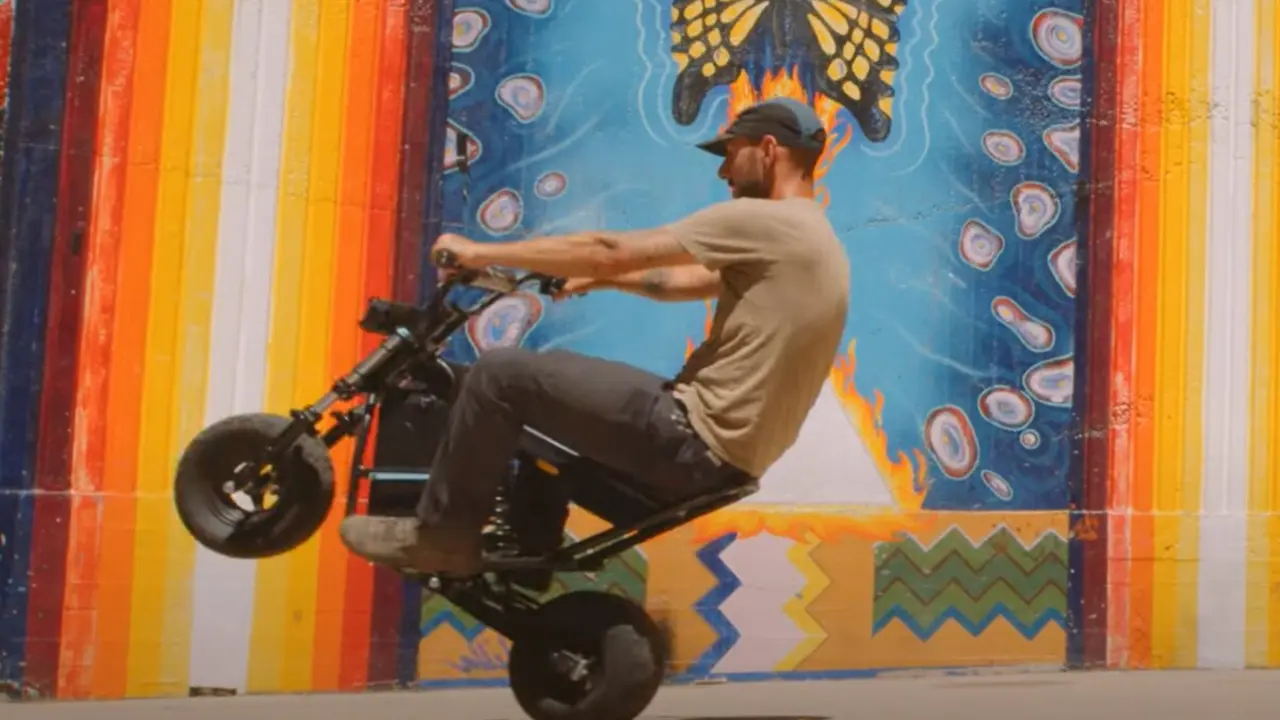 La moto que hace caballitos con un botón