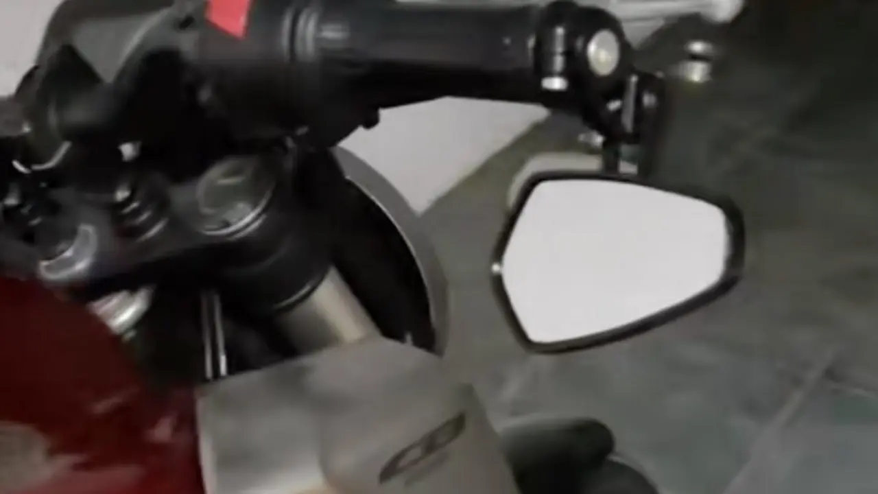 El espejo retrovisor de una Honda CB125R