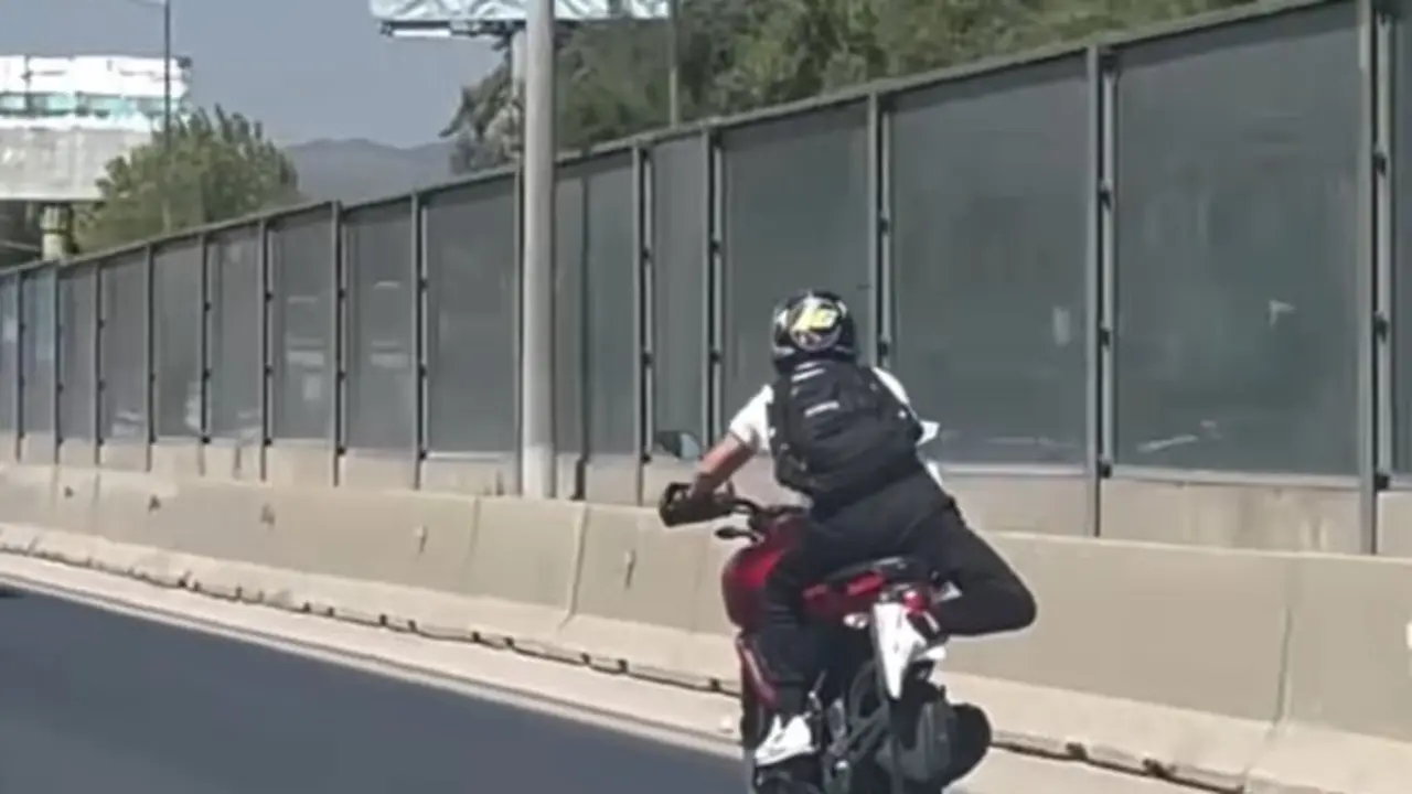 Tapando la matrícula para que no le multen