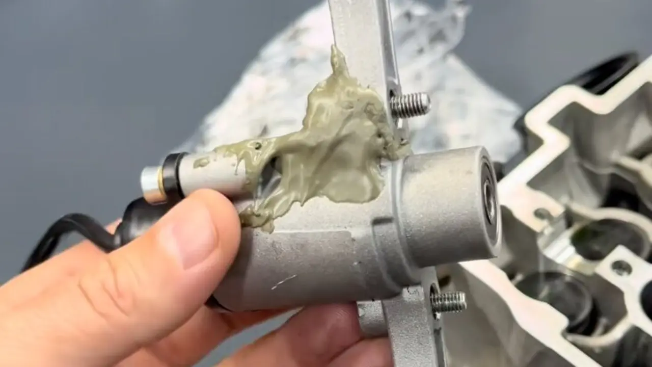 La pieza del servomotor de la Aprilia RSV4 1100 Factory