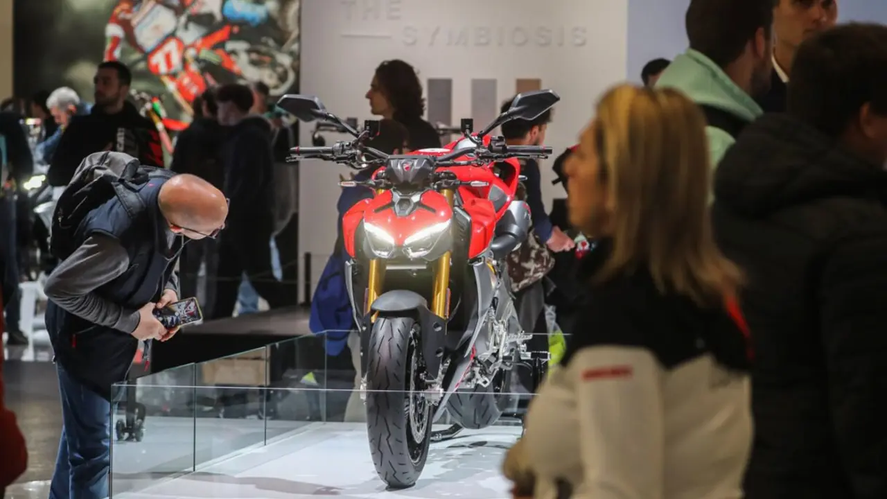 Un visitante a la feria más importante de las motos, EICMA. EICMA. Foto: EICMA
